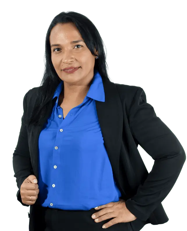 Vana de camisa azul sorringo com expressão de confiança